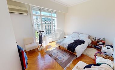 Piso 300 m2 y 2 cocheras sobre Plaza San Martin con excelentes vistas al Río