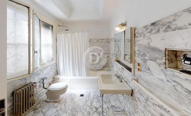 Piso 300 m2 y 2 cocheras sobre Plaza San Martin con excelentes vistas al Río