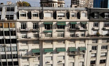 Piso 300 m2 y 2 cocheras sobre Plaza San Martin con excelentes vistas al Río