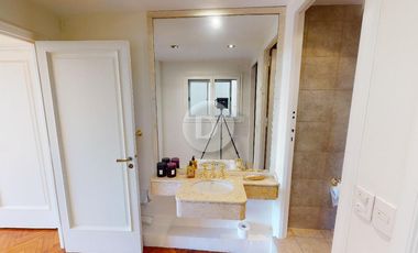 Piso 300 m2 y 2 cocheras sobre Plaza San Martin con excelentes vistas al Río