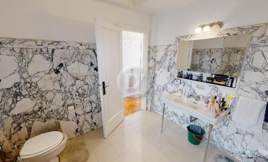 Piso 300 m2 y 2 cocheras sobre Plaza San Martin con excelentes vistas al Río