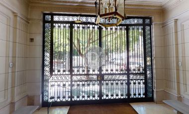 Piso 300 m2 y 2 cocheras sobre Plaza San Martin con excelentes vistas al Río