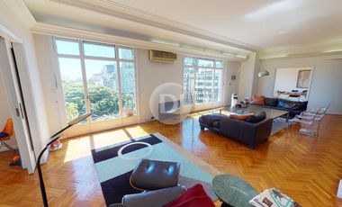 Piso 300 m2 y 2 cocheras sobre Plaza San Martin con excelentes vistas al Río