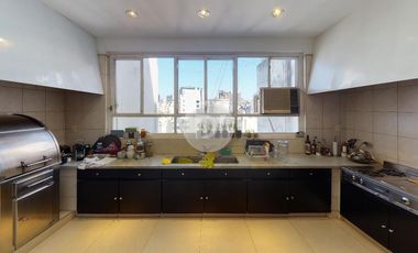 Piso 300 m2 y 2 cocheras sobre Plaza San Martin con excelentes vistas al Río