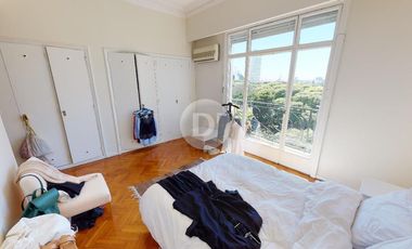 Piso 300 m2 y 2 cocheras sobre Plaza San Martin con excelentes vistas al Río