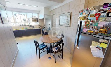 Piso 300 m2 y 2 cocheras sobre Plaza San Martin con excelentes vistas al Río