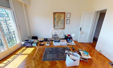 Piso 300 m2 y 2 cocheras sobre Plaza San Martin con excelentes vistas al Río