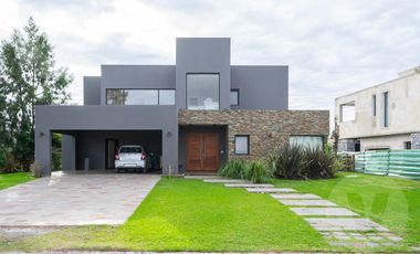 Casa a laguna en venta - Barrio El Principado, Canning