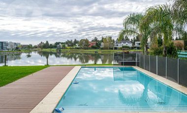 Casa a laguna en venta - Barrio El Principado, Canning