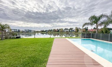 Casa a laguna en venta - Barrio El Principado, Canning