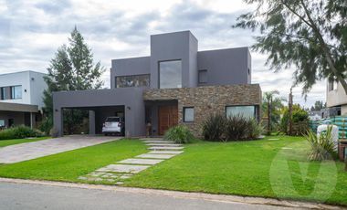 Casa a laguna en venta - Barrio El Principado, Canning