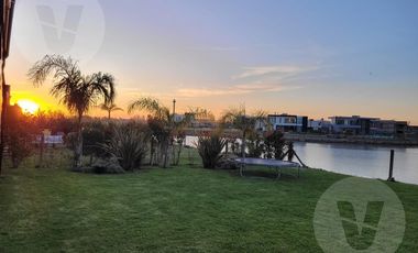 Casa a laguna en venta - Barrio El Principado, Canning