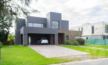 Casa a laguna en venta - Barrio El Principado, Canning