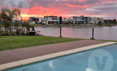 Casa a laguna en venta - Barrio El Principado, Canning