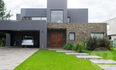 Casa a laguna en venta - Barrio El Principado, Canning