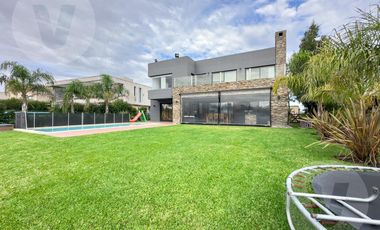 Casa a laguna en venta - Barrio El Principado, Canning