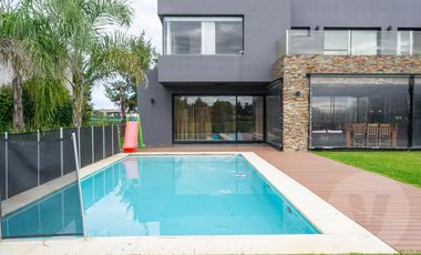 Casa a laguna en venta - Barrio El Principado, Canning