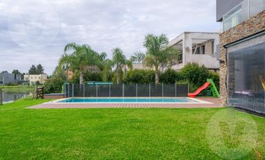 Casa a laguna en venta - Barrio El Principado, Canning