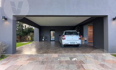 Casa a laguna en venta - Barrio El Principado, Canning