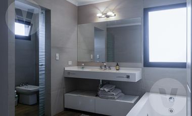 Casa a laguna en venta - Barrio El Principado, Canning