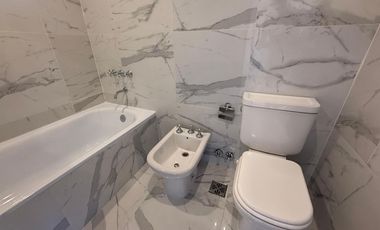 Departamento dos ambientes con patio a la venta en Wilde