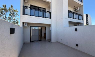 Departamento dos ambientes con patio a la venta en Wilde