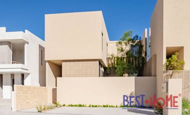 Casa en Venta en Lomas de Juriquilla – ¡Espacios Amplios y Diseño Exclusivo!