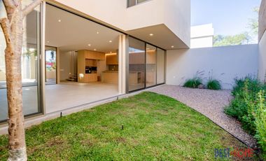 Casa en Venta en Lomas de Juriquilla – ¡Espacios Amplios y Diseño Exclusivo!