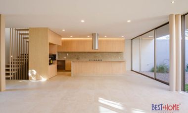 Casa en Venta en Lomas de Juriquilla – ¡Espacios Amplios y Diseño Exclusivo!
