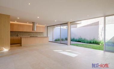 Casa en Venta en Lomas de Juriquilla – ¡Espacios Amplios y Diseño Exclusivo!