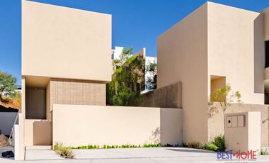 Casa en Venta en Lomas de Juriquilla – ¡Espacios Amplios y Diseño Exclusivo!