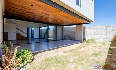 Casa en Venta en Lago de Juriquilla - ¡Recámara en Planta Baja y Roof Garden!