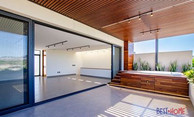 Casa en Venta en Lago de Juriquilla - ¡Recámara en Planta Baja y Roof Garden!