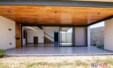 Casa en Venta en Lago de Juriquilla - ¡Recámara en Planta Baja y Roof Garden!