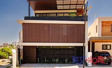 Casa en Venta en Lago de Juriquilla - ¡Recámara en Planta Baja y Roof Garden!