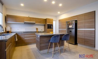 Casa Amueblada en Renta en Condesa Juriquilla - Recámara en Planta Baja y Jardín