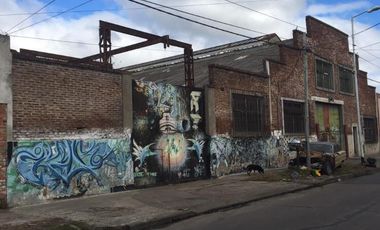 Estableciemiento industrial de 1700 m2 cub. con salida a dos calles