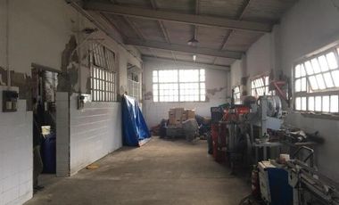 Estableciemiento industrial de 1700 m2 cub. con salida a dos calles