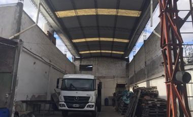 Estableciemiento industrial de 1700 m2 cub. con salida a dos calles
