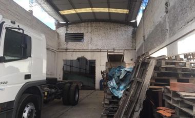 Estableciemiento industrial de 1700 m2 cub. con salida a dos calles