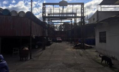Estableciemiento industrial de 1700 m2 cub. con salida a dos calles