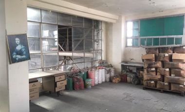 Estableciemiento industrial de 1700 m2 cub. con salida a dos calles