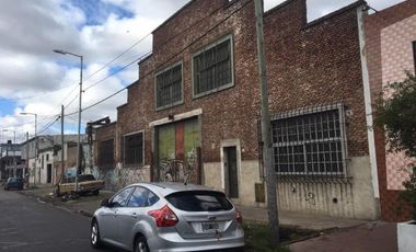 Estableciemiento industrial de 1700 m2 cub. con salida a dos calles