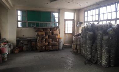 Estableciemiento industrial de 1700 m2 cub. con salida a dos calles