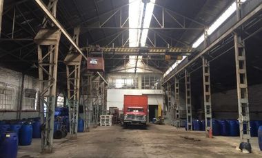 Estableciemiento industrial de 1700 m2 cub. con salida a dos calles