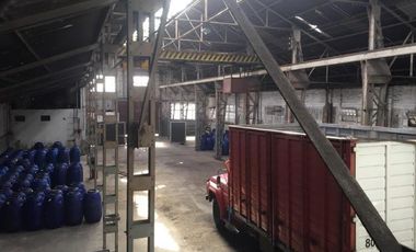 Estableciemiento industrial de 1700 m2 cub. con salida a dos calles