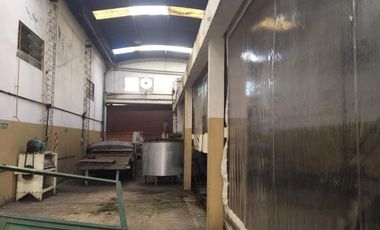 Estableciemiento industrial de 1700 m2 cub. con salida a dos calles