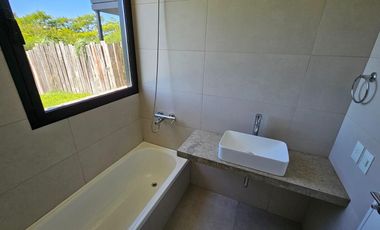 Venta departamento 3 ambientes con jardín en Nordelta