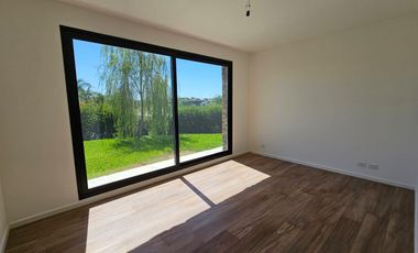 Venta departamento 3 ambientes con jardín en Nordelta