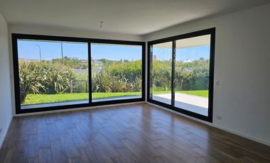 Venta departamento 3 ambientes con jardín en Nordelta